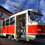 Tramvaj Tatra K2 dorazila do pražského Muzea MHD